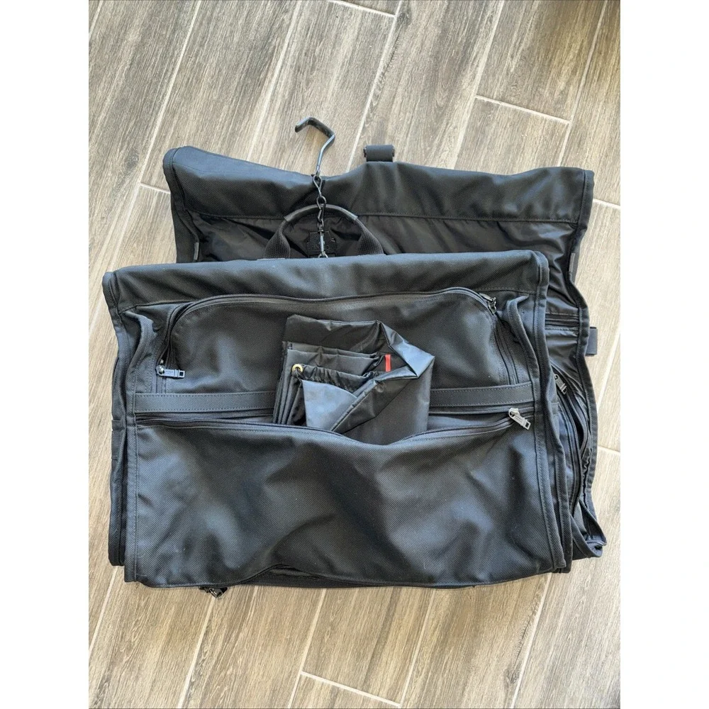 TUMI Black Bi-fold Garment Bag Suiter‎ Luggage Shoulder Strap Hook